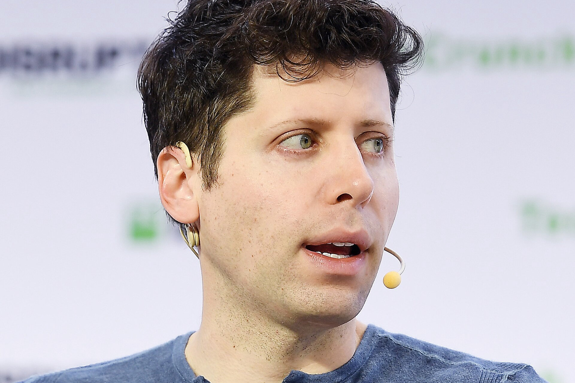 Sam Altman, szef OpenAI, mówi do mikrofonu nagłownego na scenie konferencji TechCrunch Disrupt w San Francisco.