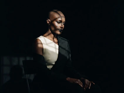 Retrato de claroscuro con sombra geométrica sobre el rostro en estudio privado de CDMX