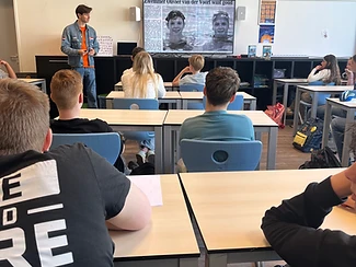 Topfitspreker geeft presentatie in het klaslokaal