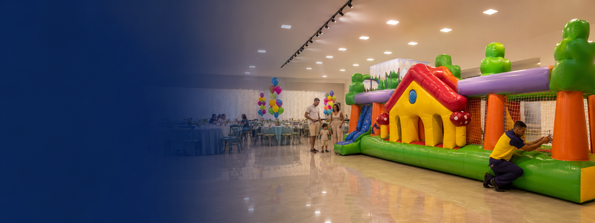 Casa inflável da Baby Brink montada em salão de festas coberto com família e decoração