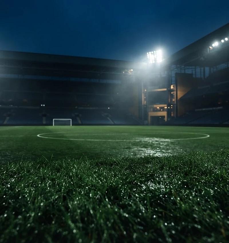 Fotbollsplan under strålkastare