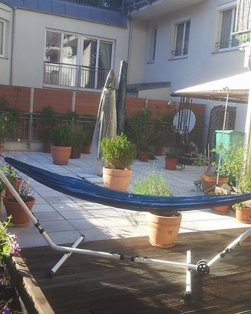 Sonnige Terrasse des Soul Hub