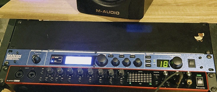 Sinté con luces del estudio