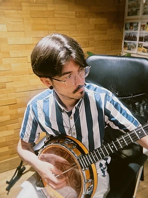 Samuel produciendo en el estudio