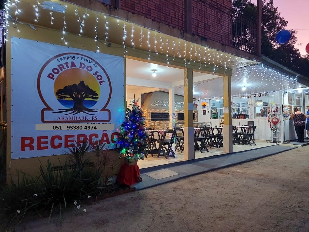 Recepção do Camping e Pousada Porta do Sol à noite