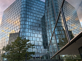 Modernes Bürogebäude mit Glasfassade