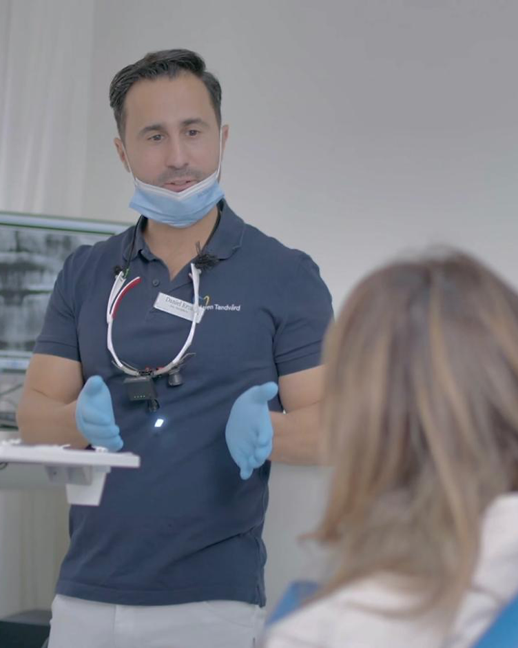 Daniel Ercan i sin klinik på Maren Tandvård