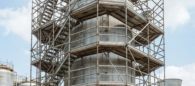 Tube and clamp scaffold wrapped around an industrial tank