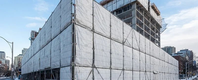 Insulated hoarding perimeter around a building under construction