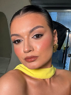 Maquiagem glam com colo amarelo e brincos dourados