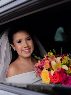 Noiva em vestido branco com buquê colorido