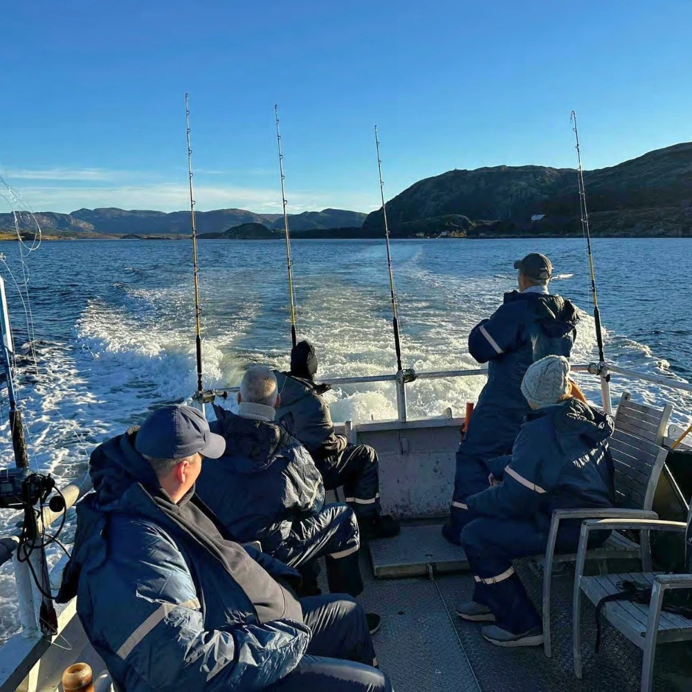 Fisketur på stille vann omgitt av natur