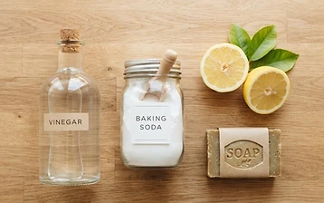 5 produits naturels qui remplacent (presque) toute votre armoire à ménage