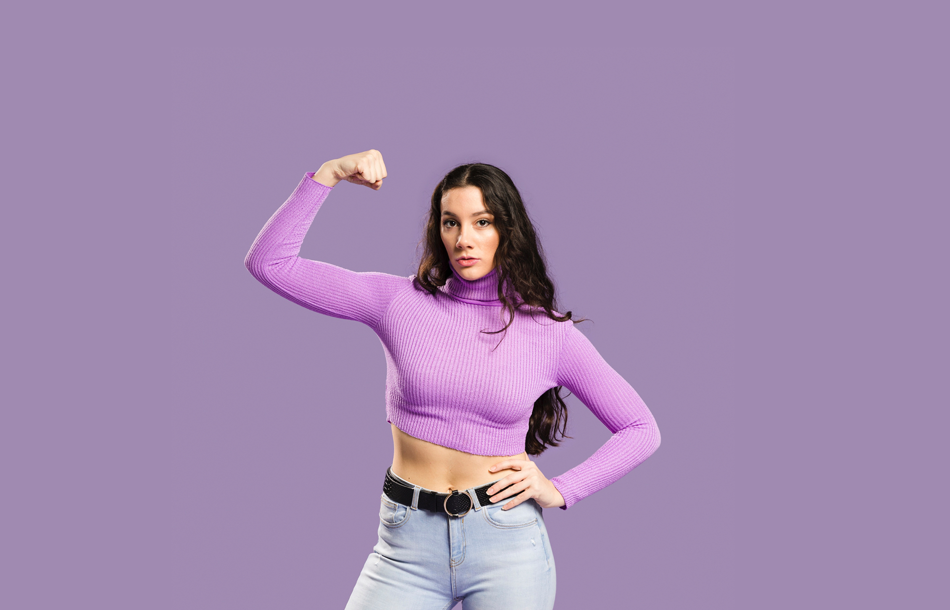 Mujer sonriendo flexionando los brazos