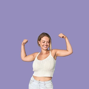 Mujer flexionando los brazos