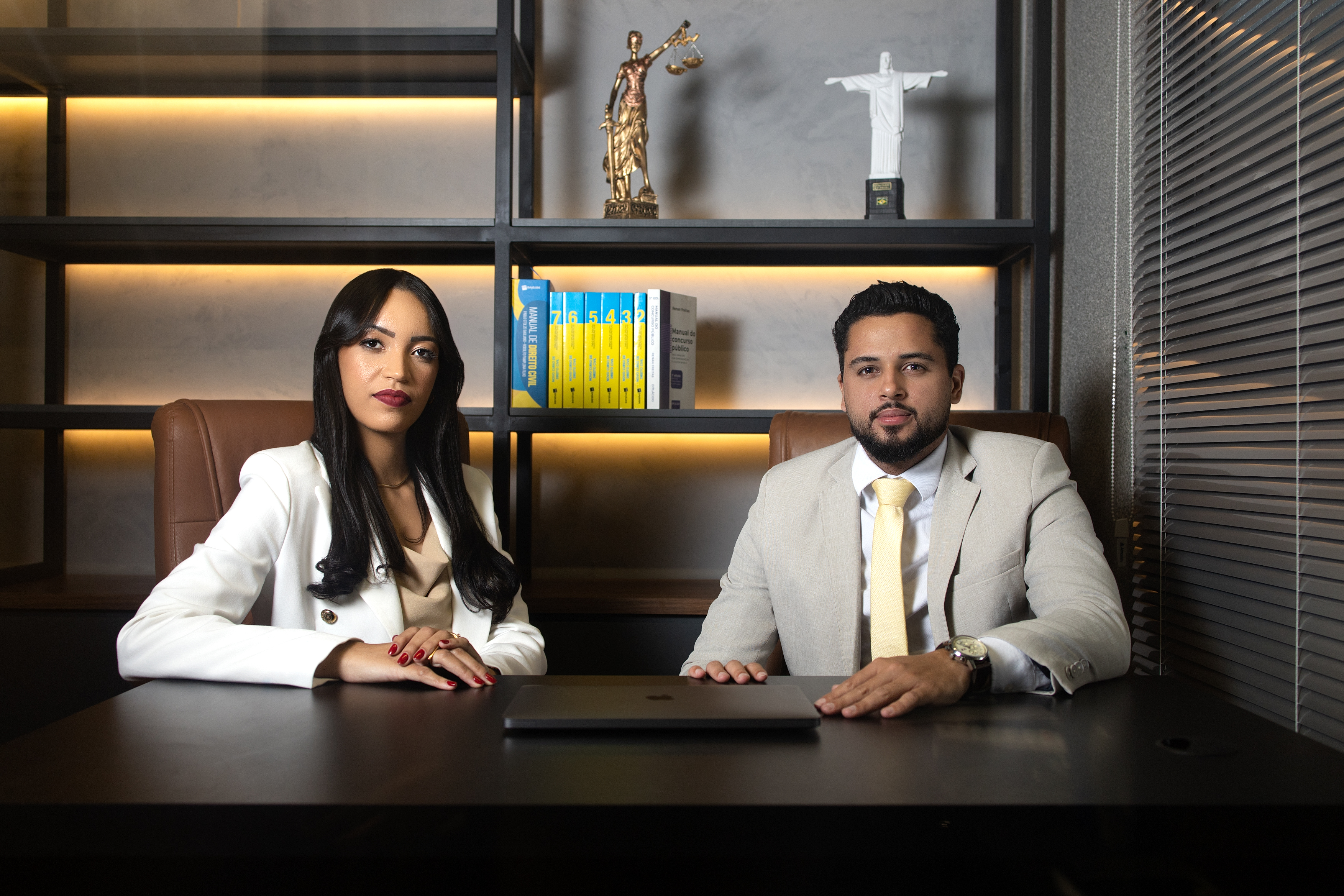 Dra. Isabelle Carvalho e Dr. Ricardo Luiz — sócios da Gonçalves & Santos Sociedade de Advogados