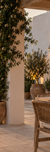 Mediterrane terrasse bij zonsondergang met zeezicht
