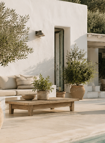 Zonovergoten mediterrane terrasse bij het zwembad