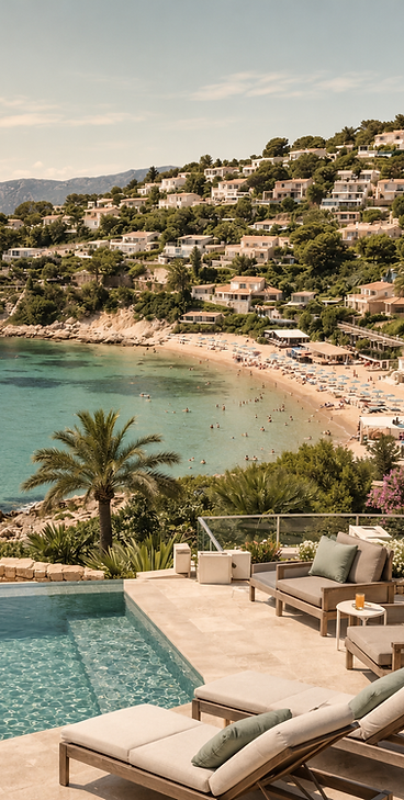 Marina de Jávea con barcos y colinas en la Costa Blanca