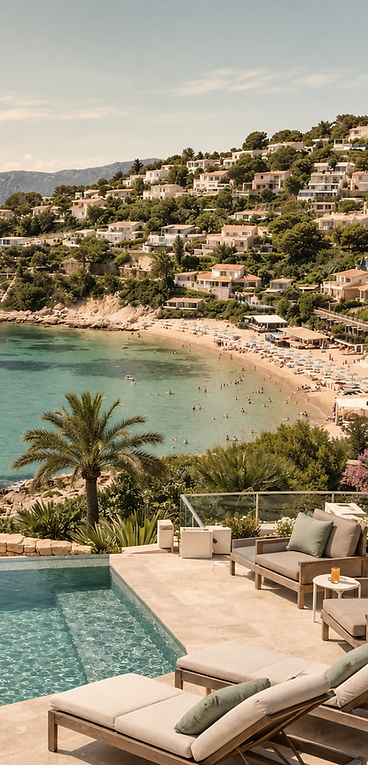 Jachthaven van Jávea met boten en heuvels aan de Costa Blanca