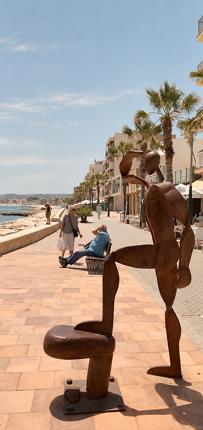 Terraza cubierta con mesa de madera y vistas al Mediterráneo
