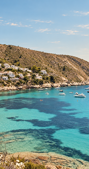 Panoramisch uitzicht over de kustlijn van de Costa Blanca