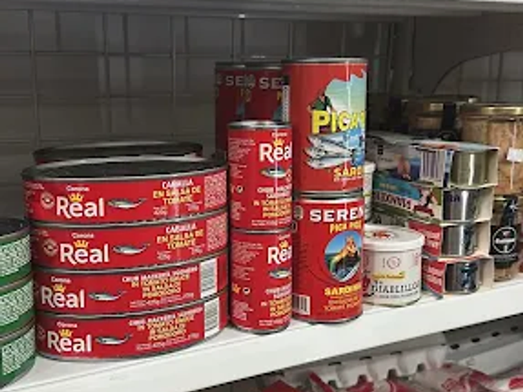 Estanterías con conservas y productos latinos de Tienda Gala