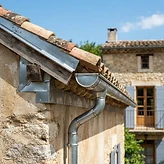 Maison de village avec façade en pierre et toiture en tuiles