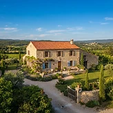Maison en pierre avec toiture en tuiles rénovée