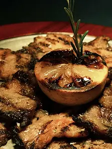 Carne a la brasa con limón y romero