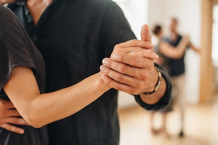 Nahaufnahme der Handverbindung beim Kizomba