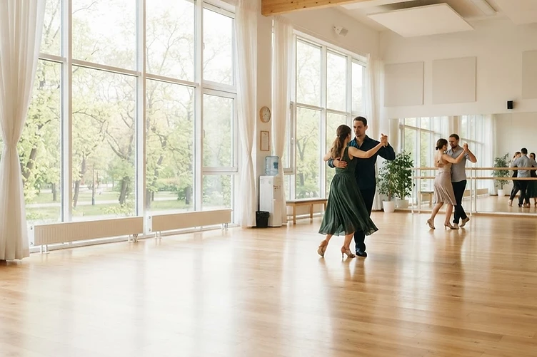 Tanzstudio in Berlin mit Holzboden und Abendlicht