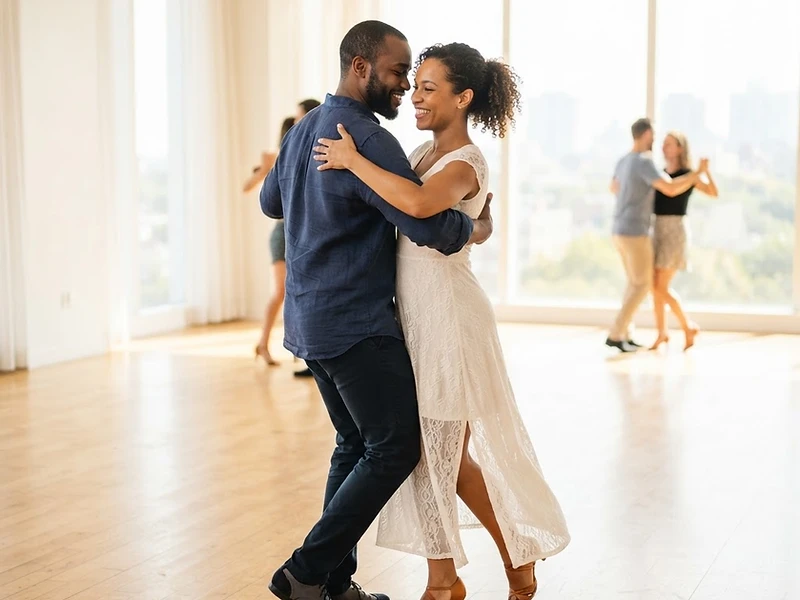Kizomba Tanzpaar in enger Umarmung im warmen Studiolicht