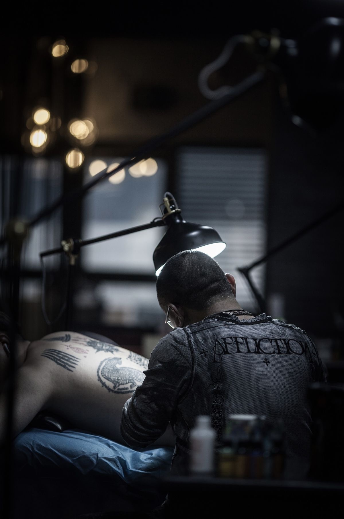 Tatuador em ação