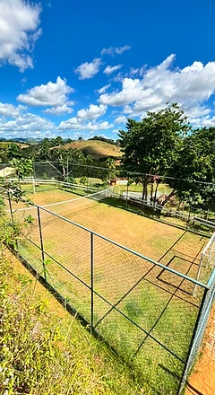 Quadra esportiva cercada entre as árvores