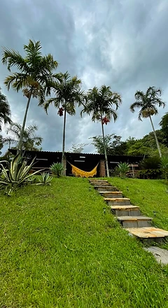 Rede amarela sob o pergolado de pedra