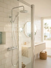 Baño reluciente con cristal y cromado