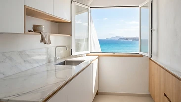 Cocina impecable con vista al océano