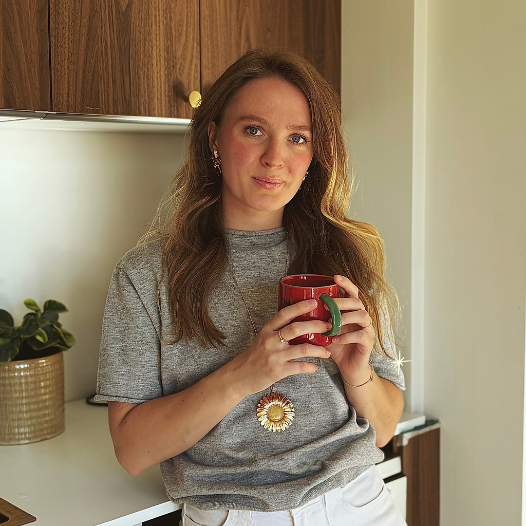 Camille, énergéticienne, tasse rouge à la main