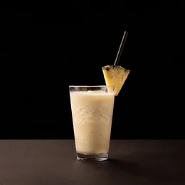 Piña colada elaborado por ODS Oasis de Sabores, coctelería para bodas en Mallorca