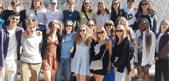 Group photo of Bovenbouw Sint-Gertrudis Landen students in front of the Louvre Pyramid in Paris