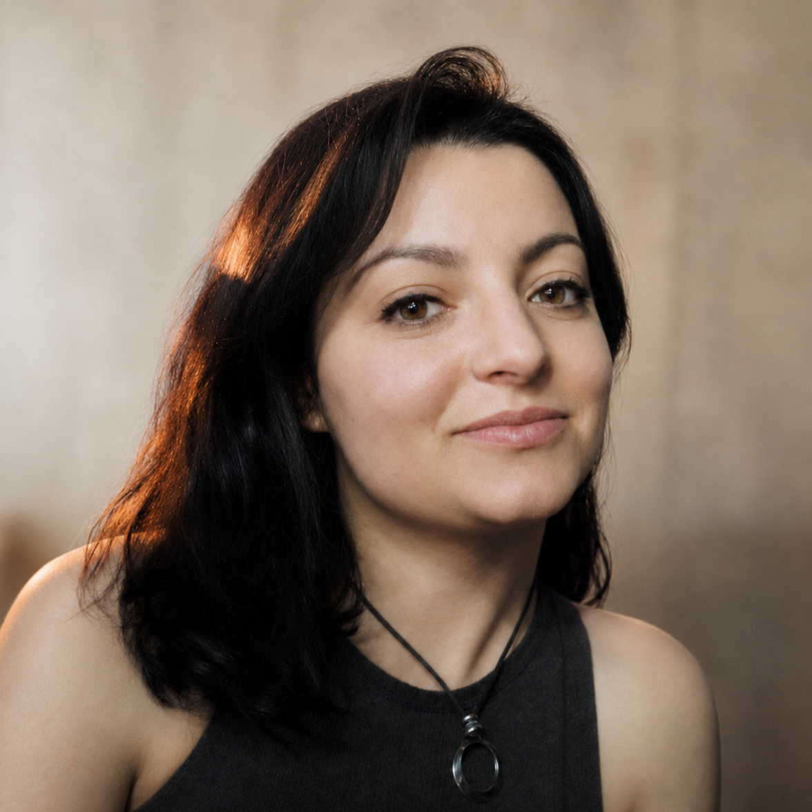Porträt von Natasha Paloma Locmelis, Künstlerin hinter Nataloma Art
