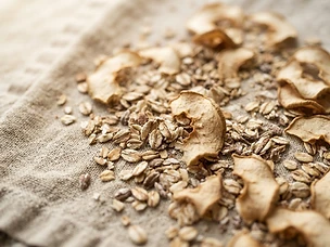 Cracked oats and dried apple on linen