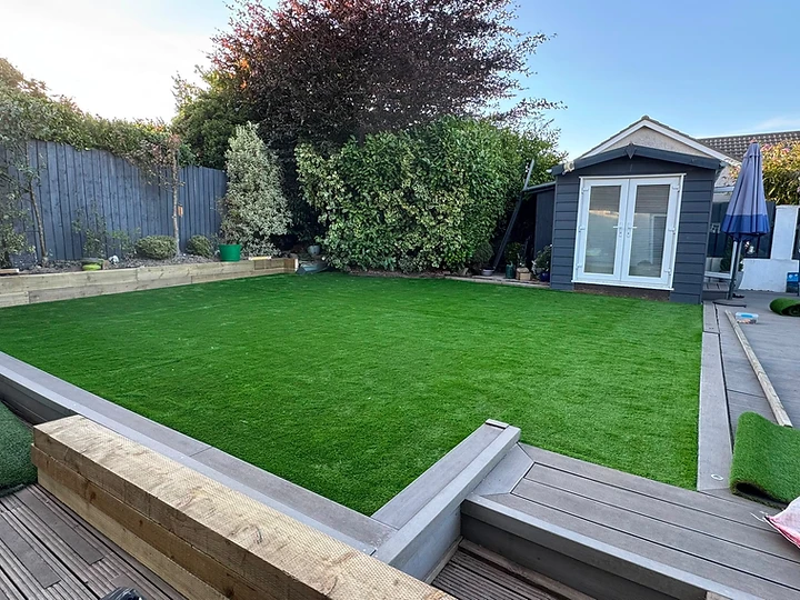 Completed garden with artificial lawn, sleeper border and timber steps