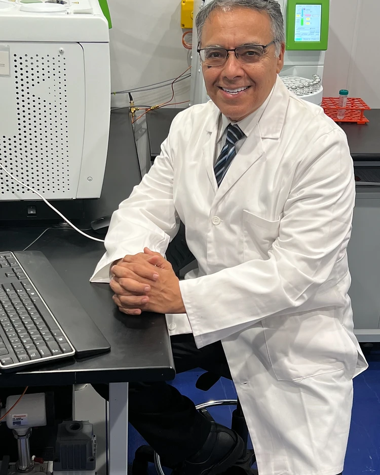 John D Abravanel Berdugo in a laboratory