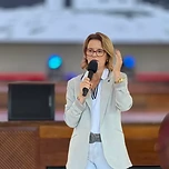 Suelen Barros em palestra sobre desenvolvimento infantil e inclusão