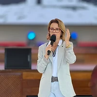 Suelen Barros em palestra sobre desenvolvimento infantil e inclusão
