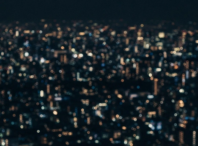 Luces de ciudad desenfocadas de noche