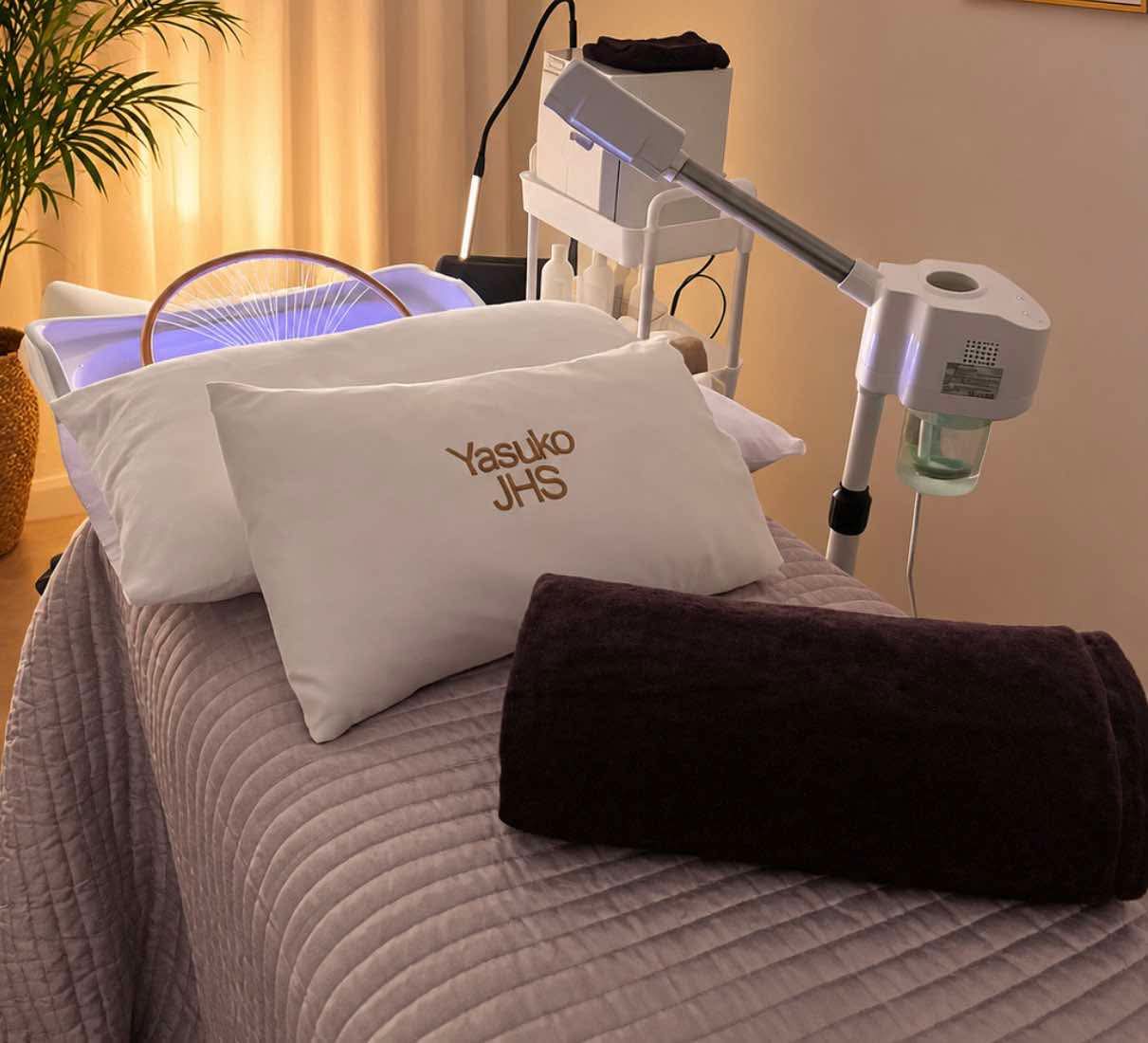 Treatment room at Yasuko with prepared bed and steamer