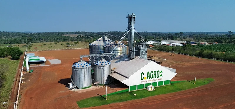 Vista aérea da estrutura da C.AGRO ao amanhecer